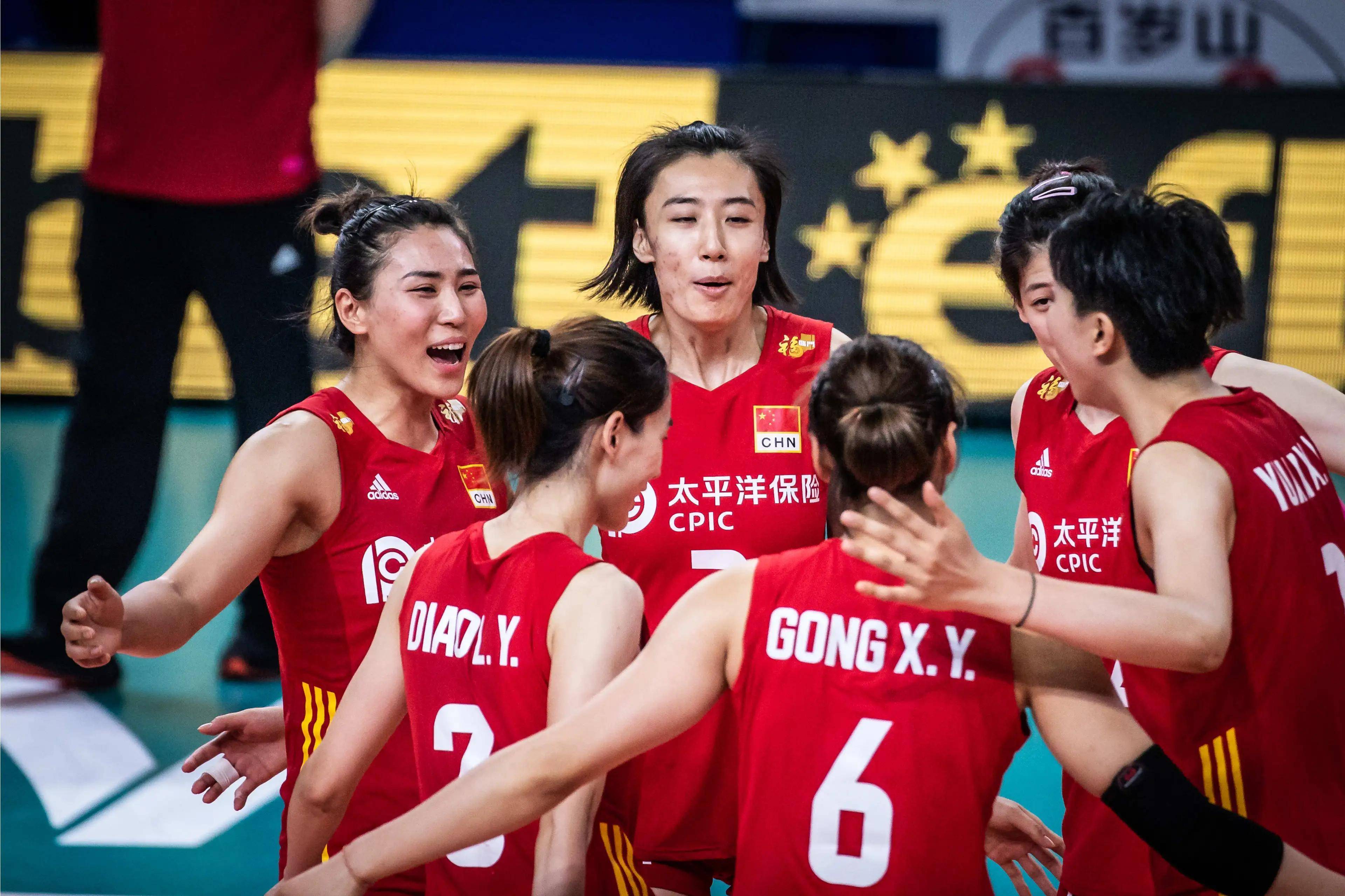 包含女排赛场上演精彩对抗，强队势在必得的词条