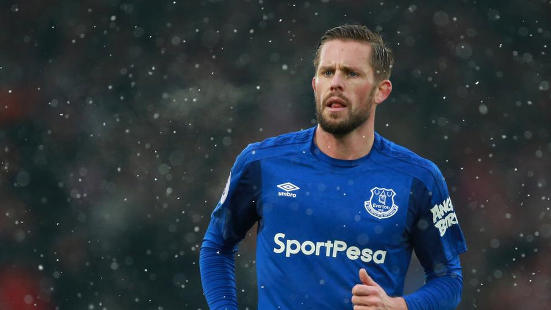 哈兰德在巴塞罗那比赛中突破纪录，逆转引发热议！